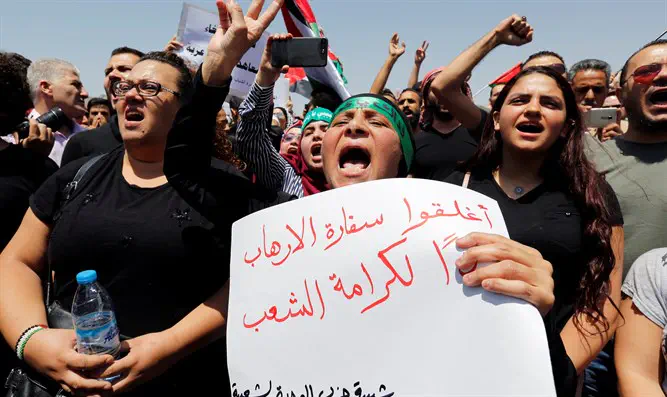 Protest outside Israeli embassy in Amman